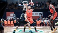 TATAP FINAL: Pelita Jaya (kostum oranye) mampu menyudahi perlawanan Prawira Harum Bandung di game kedua semifinal IBL 2024 Sabtu (27/7/2024) malam. (Foto IBL)