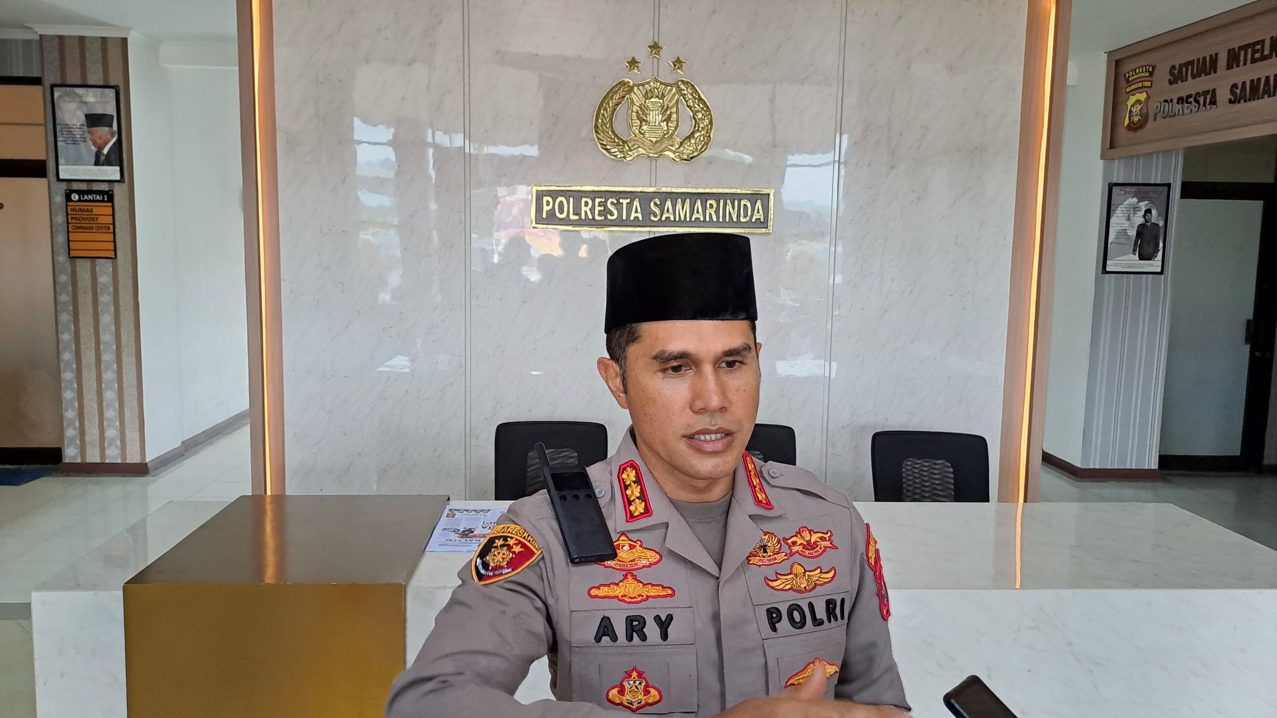 BEBERKAN: Kapolresta Samarinda Kombes Pol Ary Fadli menjelaskan terkait dugaan penipuan kasus tiket fiktif konser Sheila on 7 yang digelar di Stadion Utama Kaltim, Sabtu (27/7).