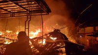 DILAHAP API: Permukiman padat di Jalan Cipto Mangunkusumo, Gang Harapan, Kecamatan Loa Janan Ilir, hangus dilahap si jago merah dini hari tadi.