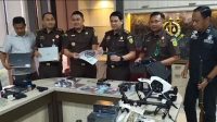BEBERKAN: Kejaksaan Tinggi Kaltim membeberkan sejumlah barang bukti yang disita dari tangan YO, tersangka kasus korupsi di RSUD AW Sjahranie.