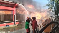 DIAMUK SI JAGO MERAH: Kebakaran terjadi di Jalan Sentosa, Gang Kenangan 1 B, RT 73, Kelurahan Sungai Pinang Dalam, Kecamatan Sungai Pinang pukul 15.10 Wita tadi. (FOTO IST)
