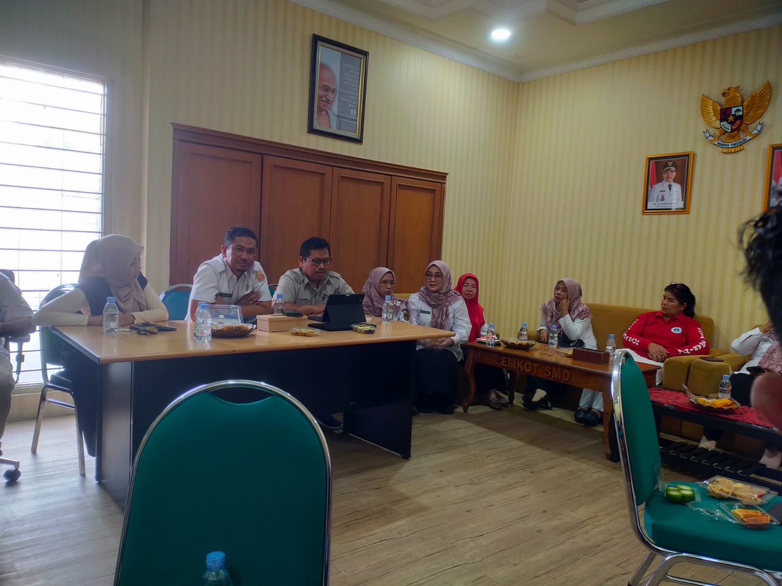 IMG-20240821-WA0007 MEDIASI: TWAP Samarinda bersama Disdikbud Samarinda memediasi polemik yang terjadi antara orangtua dengan SD 007 Samarinda Ilir terkait masalah jual-beli buku yang terjadi. (Istimewa)