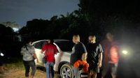 DITEMUKAN: Honda HR-V yang disembunyikan dua pelaku (baju hitam) di Jalan MT Haryono, Balikpapan, selama berhari-hari akhirnya ditemukan.