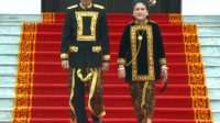 CIRI KHAS: Presiden Joko Widodo bersama ibu negara Iriana Joko Widodo mengenakan pakaian adat khas Kutai, yakni Baju Kustim, kerap digunakan sebagai pakaian saat acara kebesaran. (Tangkapan layar YouTube Setpres)