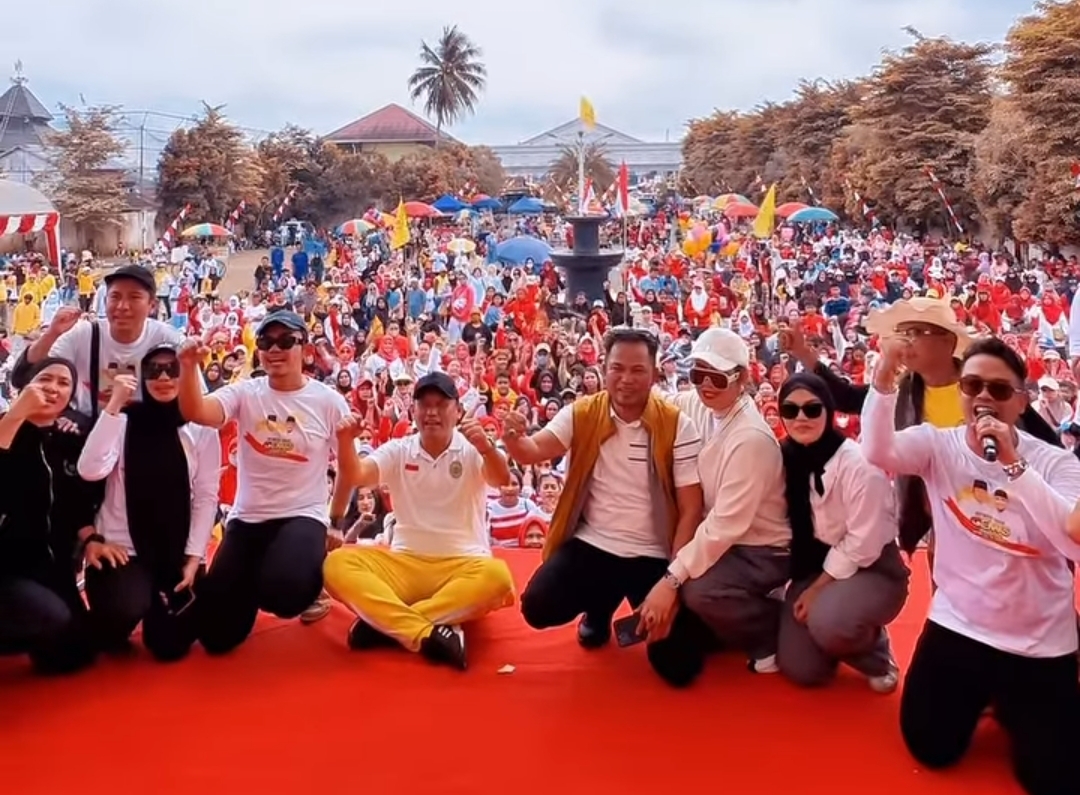 Screenshot_20240819_130857_Instagram IKUTI JALAN SEHAT: Bakal pasangan calon gubernur Kaltim Rudy Mas'ud (empat dari kanan) dan Seno Aji (celana kuning) di panggung dengan latar ribuan masyarakat yang mengikuti jalan sehat.