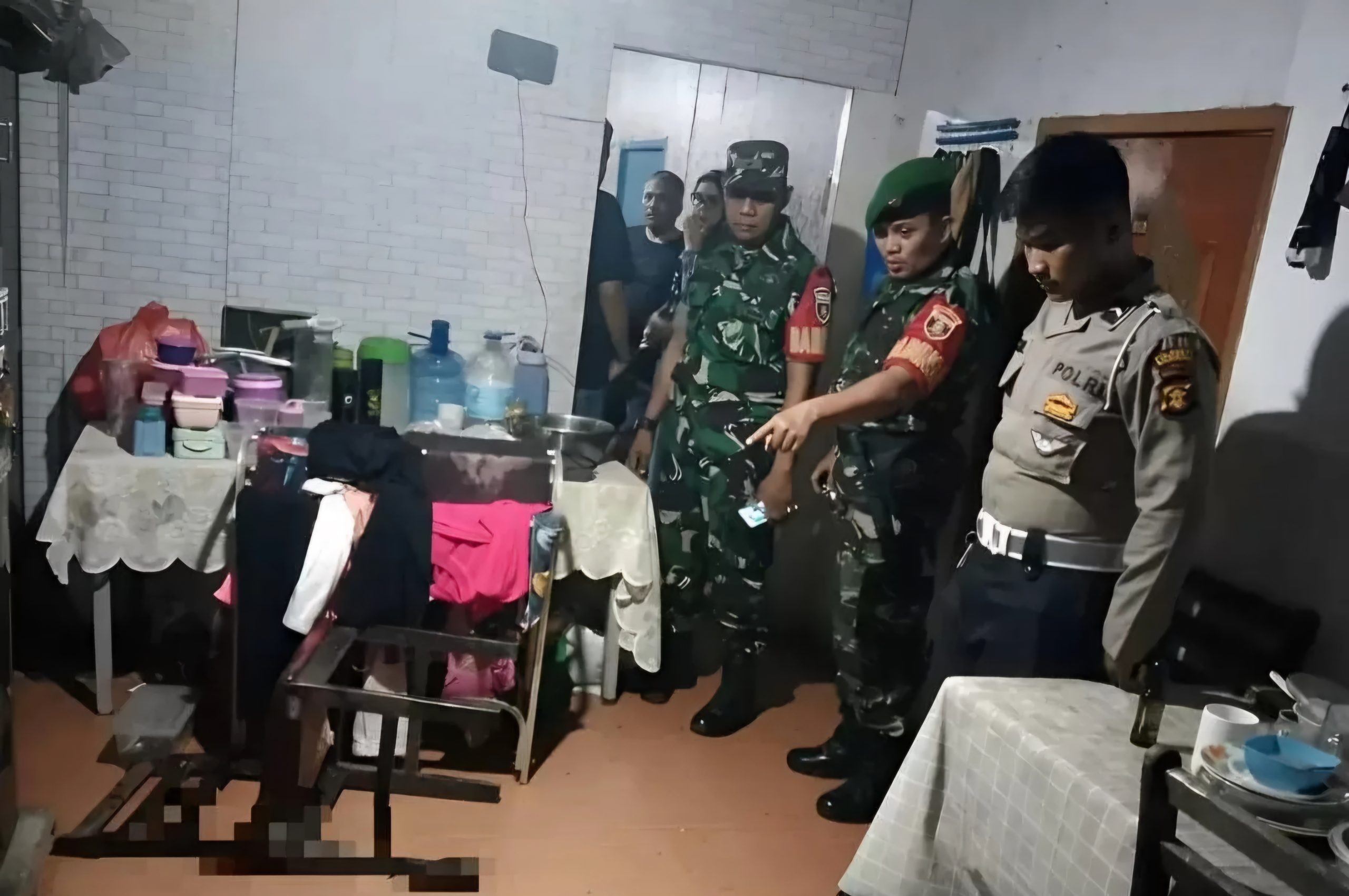 TKP: Jajaran kepolisian mendatangi tempat kejadian perkara yang menewaskan Rukiyah yang dilakukan oleh anak sendiri. (Istimewa)