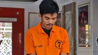 MENYESAL: AA saat dihadirkan ketika press rilis di Polres Kutai Kartanegara. 