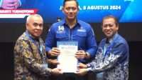 DAPAT DUKUNGAN: Isran Noor (kiri) mendapat rekomendasi maju di Pilgub Kaltim berpasangan dengan Hadi Mulyadi (kanan) saat menerima surat dari DPP Demokrat, Kamis (8/8/2024).