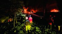 MEMBARA: Kebakaran terjadi di Jalan Abul Hasan, Kelurahan Pasar Pagi, Kecamatan Samarinda Kota, Jumat (9/8/2024) sekitar pukul 00.30 Wita.