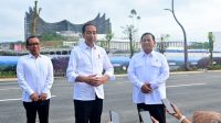 MENINJAU: Presiden Jokowi bersama Menteri Pertahanan sekaligus presiden terpilih Indonesia 2024-2029 Prabowo Subianto meninjau progres pembangunan IKN. (Foto BPMI Setpres/Muchlis Jr)