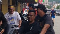 PREMANISME DIBEKUK: Bertindak premanisme dan memakal sopir di Jembatan Achmad Amins, pelaku (baju hitam lengan panjang) ditangkap Reskrim Polsek Samarinda Kota. (Istimewa)