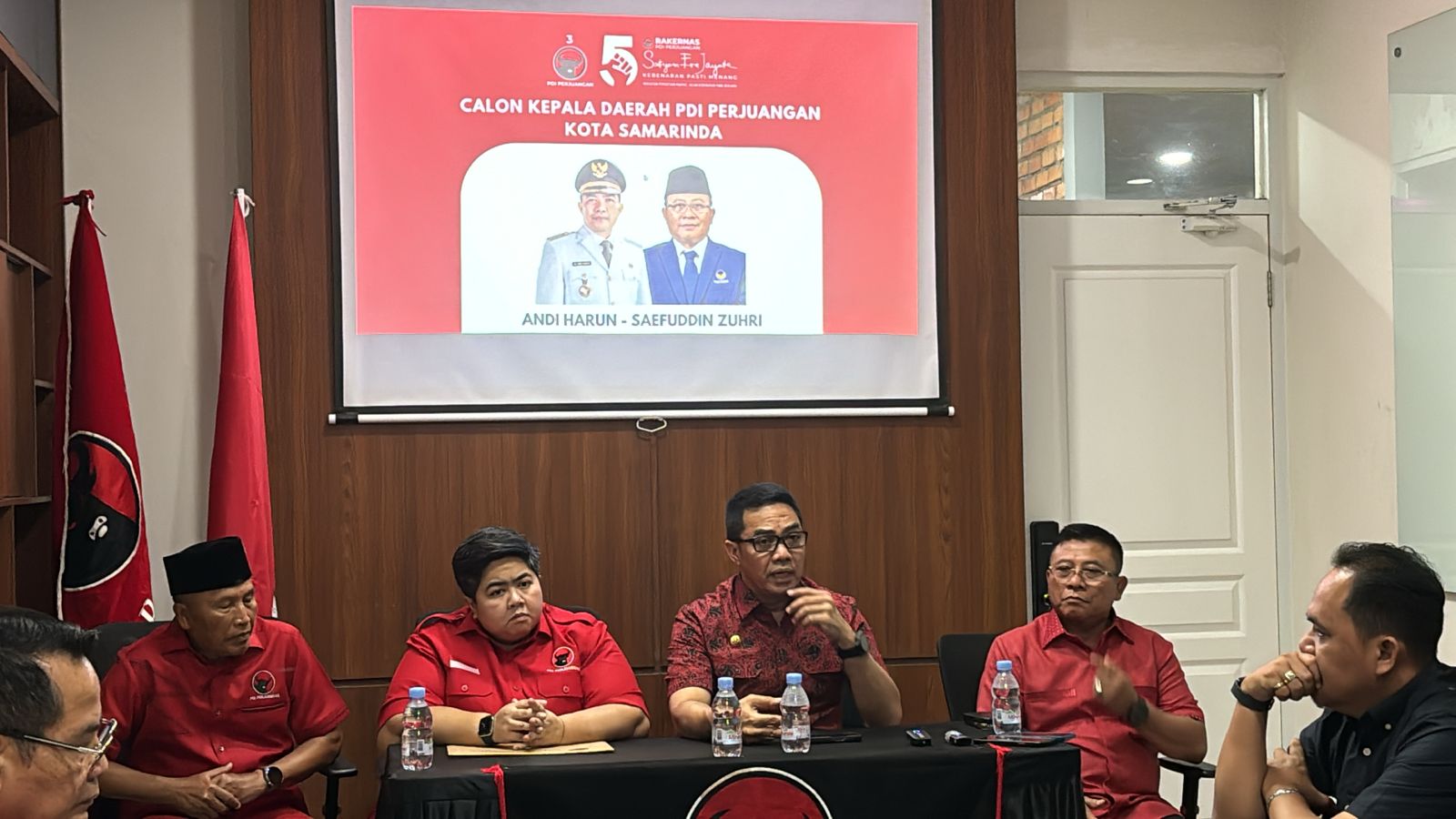 DIANGGAP PANTAS: Andi Harun (ketiga dari kanan) sempat berdiskusi dengan jajaran pengurus DPD PDI Perjuangan Kaltim yang dihadiri Sekretaris DPD PDI Perjuangan Kaltim Ananda Emira Moeis. (Istimewa)