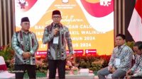 MENDAFTAR: Andi Harun (berdiri, kanan) bersama bakal pasangannya Saefudin Zuhri (berdiri, kiri) resmi mendaftar di KPU Samarinda.