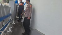 DIDALAMI PETUGAS: Polisi menunjukkan lokasi penemuan bayi perempuan di Langgar Annidhol, Jalan Wirajaya, RT 6, Kelurahan Sidodadi, Kecamatan Samarinda Ulu.