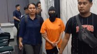 DIBEBERKAN: SI (baju oranye), perempuan yang menelantarkan bayi di Jalan Wirajaya, Kelurahan Sidodadi, Kecamatan Samarinda Ulu, pada Oktober lalu akhirnya tertangkap.