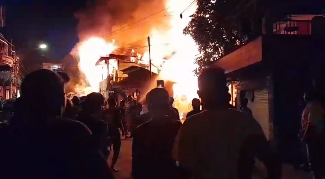 DIAMUK: Kebakaran di darah Gunung Sari Ilir, tepat di belakang Toko Utama, Kecamatan Balikpapan Kota, Senin (11/11/2024).