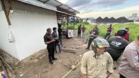 DALAM PENANGANAN: Jajaran kepolisian dibantu tim relawan saat berada di tempat kejadian perkara penganiayaan berujung hilangnya nyawa Aluh. (Linikaltim.id)