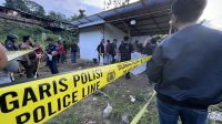 PEMERIKSAAN TEMPAT KEJADIAN: Polisi memeriksa tempat kejadian perkara keributan yang menghilangkan nyawa Aluh di salah satu galangan Jalan Cipto Mangunkusumo, RT 40, Kelurahan Harapan Baru, Kecamatan Loa Janan Ilir, Kamis (19/12/2024). (Linikaltim.id)