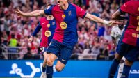 JUARA: Robert Lewandowski dan kawan-kawan berhasil menjuarai piala Super Spanyol setelah mengandaskan rival seteru abadi, Real Madrid dengan skor meyakinkan (5-2). (FC Barcelona Official)