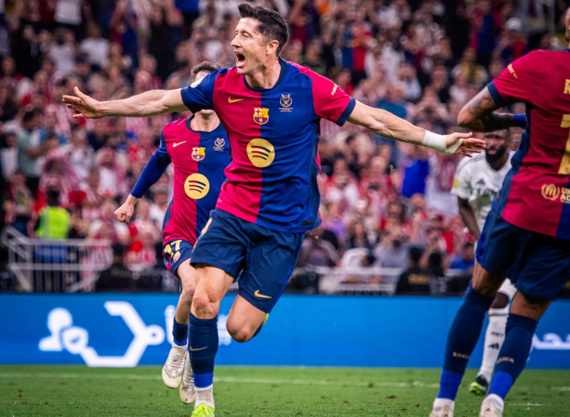 JUARA: Robert Lewandowski dan kawan-kawan berhasil menjuarai piala Super Spanyol setelah mengandaskan rival seteru abadi, Real Madrid dengan skor meyakinkan (5-2). (FC Barcelona Official)