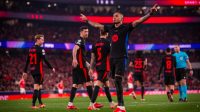 TAMPIL APIK: Raphinha berhasil mencatatkan namanya satu-satunya di papan skor saat bermain melawan Benfica di lanjutan Liga Champion, Kamis (6/3). (Foto: Barcelona Official)