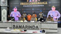 JARINGAN NARKOBA: Kapolda Kaltim Brigjen Pol Endar Priantoro (duduk, kedua kiri), didampingi Kapolresta Samarinda Kombes Pol Hendri Umar (duduk, kedua kanan), menjelaskan hasil penangkapan Satresnarkoba Polresta Samarinda. (Linikaltim.id)