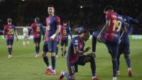 SEMPURNA: Lamine Yamal setelah mencetak gol kedua Barcelona mendapat sambutan khusus dari rekan setimnya, Raphinha (11). (Foto: SS X Marca)
