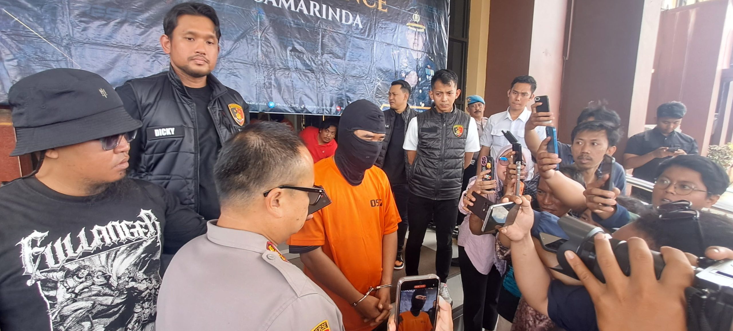 PENYESALAN: RI diwawancari awak media terkait motif di balik pembunuhan berencana tersebut yang dilakukan bersama sembilan pelaku lainnya. (Linikaltim.id)