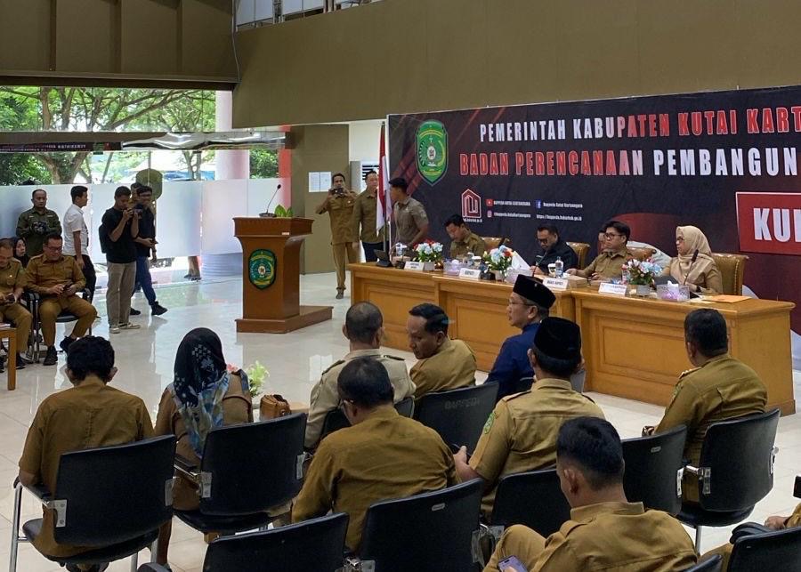 KUKAR IDAMAN TERBAIK: Pemaparan Visi Kukar Idaman Terbaik kepada jajaran OPD turut dihadiri Kepala DPMD Kukar Arianto. (Linikaltim.id)