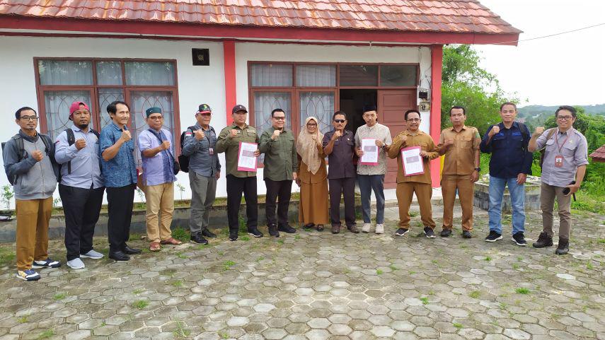 MUSYAWARAH: Kepala DPMD Kukar, Arianto menghadiri musyarawah tapal batas 3 desa di Kecamatan Marangkayu. (Linikaltim.id)