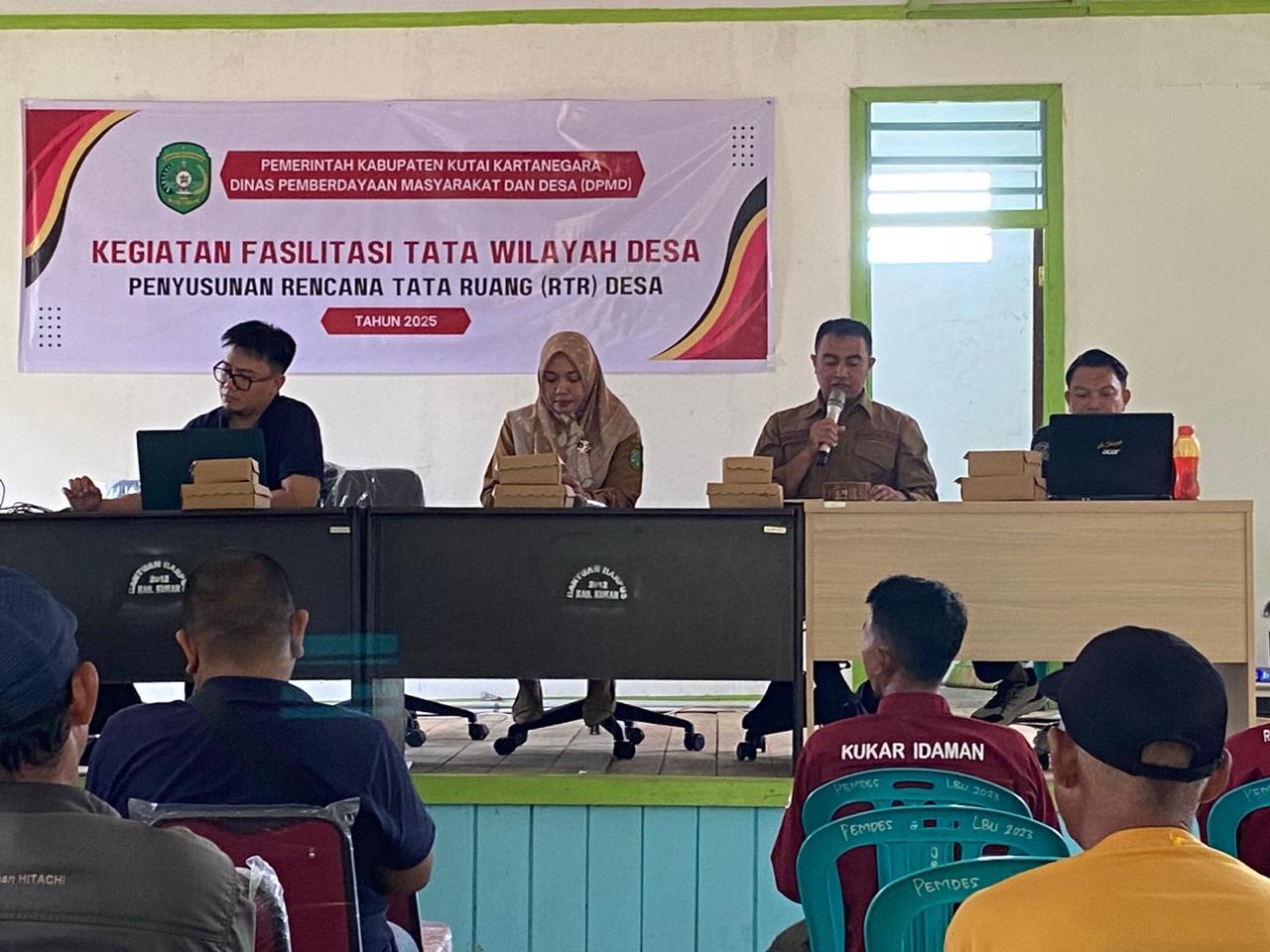 MEMFASILITASI: Kegiatan Fasilitasi Penyusunan RTR Desa, di Desa Lebaho Ulaq. (Dok. DPMD Kukar)