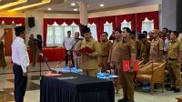 LANTIK: Bupati Kukar Edi Damansyah melantik penjabat kepala desa dan anggota BPD PAW. (istimewa)
