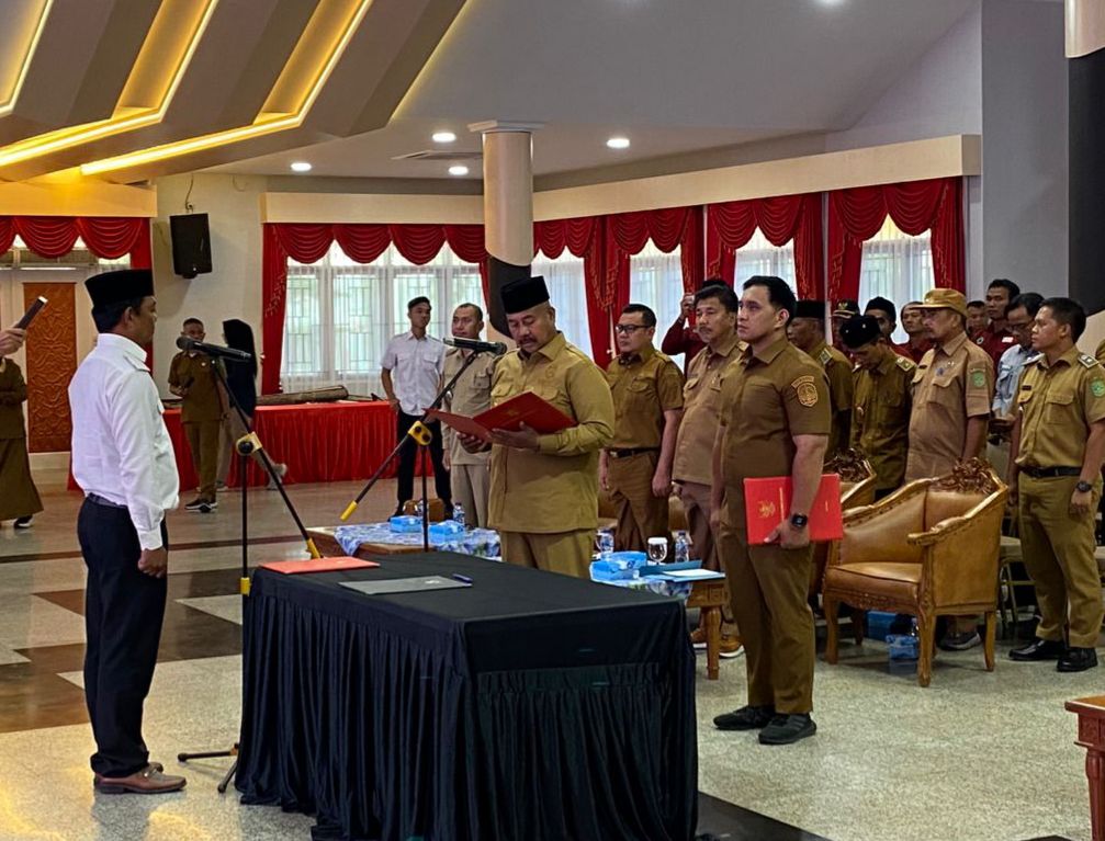 LANTIK: Bupati Kukar Edi Damansyah melantik penjabat kepala desa dan anggota BPD PAW. (istimewa)