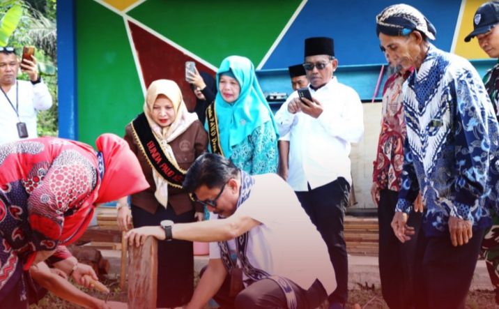 TITIK AWAL: Peletakan batu pertama Gedung PAUD Desa Ponorogan menjadi tanda awal untuk mencetak generasi emas. (Ist)