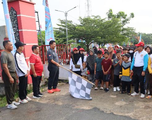UNTUK KESEHATAN: Sekda Kukar Sunggono melepas peserta jalan sehat di Halaman Kantor Camat Muara Badak. (Ist)