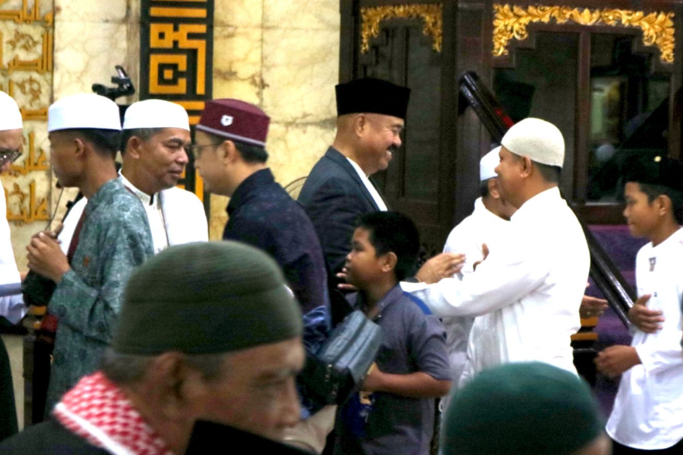 SEMANGAT BERBAGI: Hari Raya Iduladha 1446 Hijriah, Bupati Kukar Edi Damansyah salat di Masjid Agung Sultan Aji Muhammad Sulaiman, Jumat (6/6/2025). (Ist)