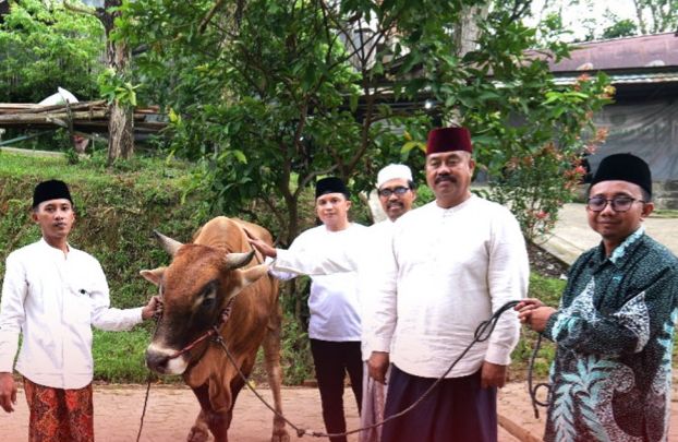 UNTUK MASYARAKAT: Bupati Kukar Edi Damansyah (kedua kanan) menyerahkan hewan kurban untuk pondok pesantren. (Ist)