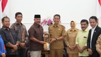 SEMANGAT PEMBANGUNAN: Bupati Kukar Edi Damansyah (kopiah) kunjungan kerja ke Kabupaten Bojonegoro, Jawa Timur, Senin (19/5/2025). (Ist)