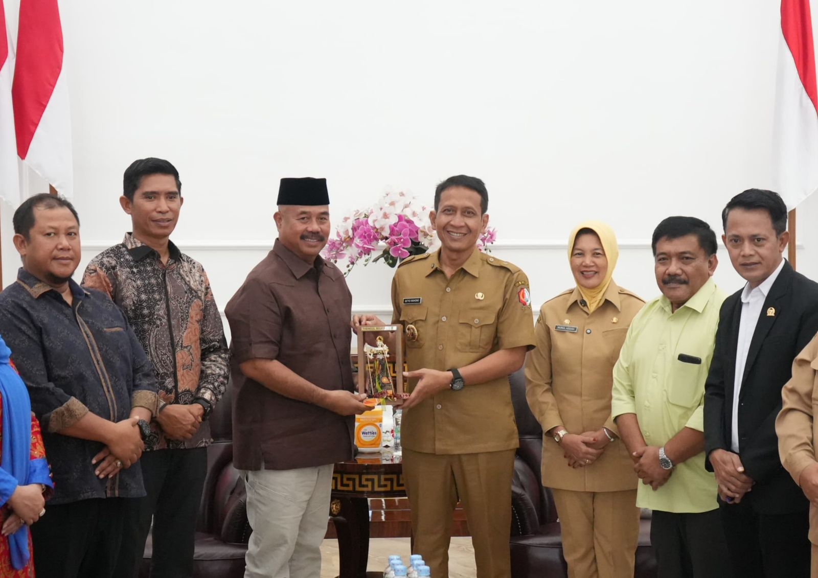 SEMANGAT PEMBANGUNAN: Bupati Kukar Edi Damansyah (kopiah) kunjungan kerja ke Kabupaten Bojonegoro, Jawa Timur, Senin (19/5/2025). (Ist)