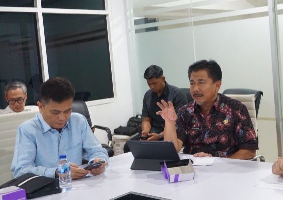 SERIUS MENGELOLA: Sekda Kukar Sunggono (kanan) audiensi membahas izin serta tata kelola perdagangan karbon di kawasan gambut di luar kawasan hutan di Kukar. (Ist)