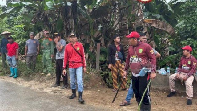 TRANSPARAN DAN AKUNTABEL: Kegiatan Gotong Royong di Desa Rapak Lambur jadi contoh dalam penggunaan anggaran yang transparan. (ist)
