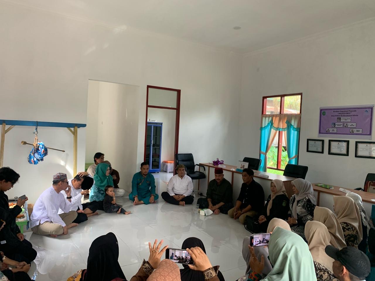 TINJAUAN: Kabid Pemberdayaan Masyarakat dan Pengembangan Ekonomi Desa DPMD Kukar Elvandar bersama jajaran Pemkab Kukar saat tinjauan Posyandu Desa Sebulu. (Linikaltim.id)