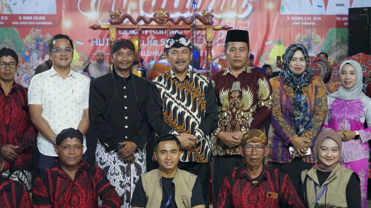 HARI JADI: Sekda Kukar Sunggono (berdiri, tengah) membuka kegiatan Kelurahan Maluhu di Kecamatan Tenggarong, dengan momentum perayaan Hari Ulang Tahun (HUT) ke-55. (Ist)