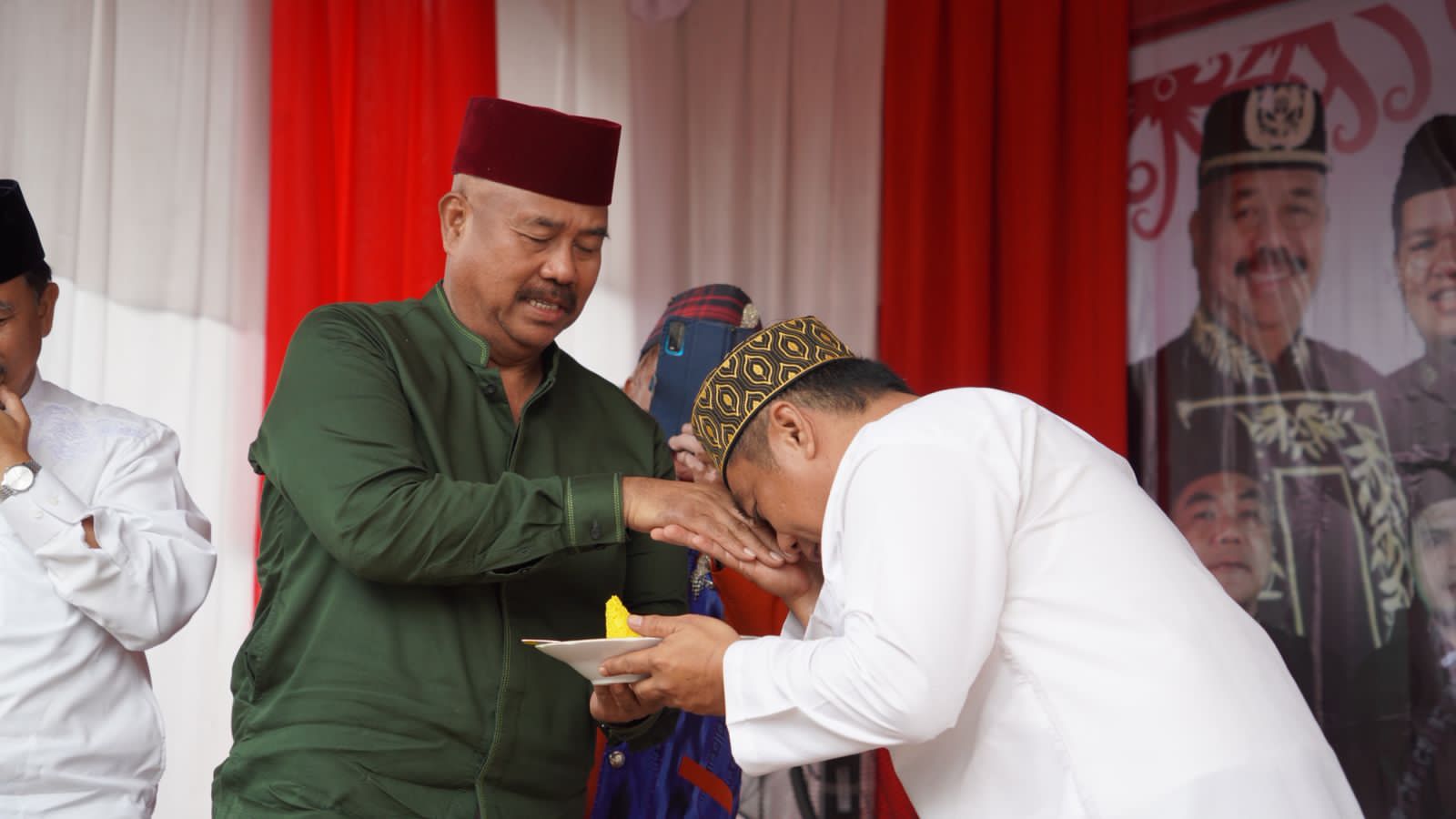 DOA TERBAIK: Ulang tahun ke-60 Kecamatan Sebulu dirayakan dengan Beseprah dan doa bersama di halaman Kantor Camat Sebulu, Selasa (13/05/2025). (Ist)