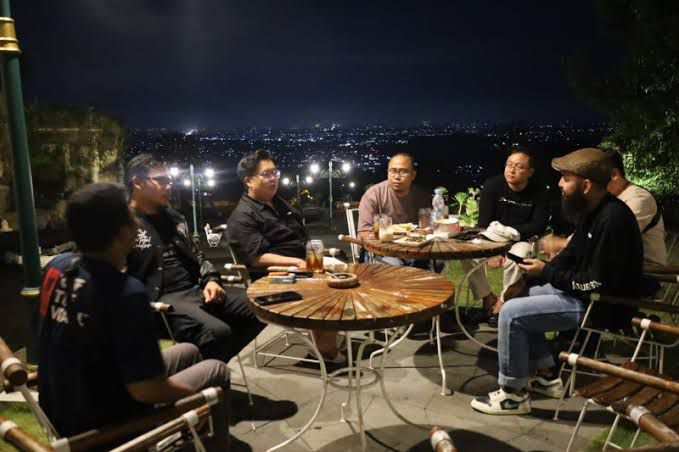 GANDENG: Wakil Bupati Kukar Rendi Solihin sharing session digelar di Caffe Tebing Breksi, Yogyakarta, Sabtu (10/5/2025). (Ist)
