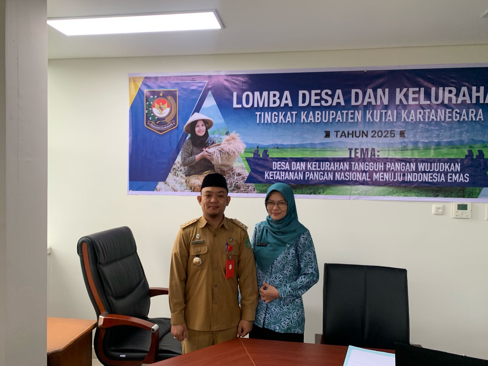 PARTISIPATIF: Lurah Melayu Aditya Rakhman bersama Ketua TP-PKK Melayu menghadiri Lomba Desa Kelurahan. (Linikaltim.id)
