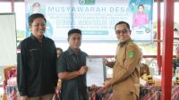 DENGARKAN LANGSUGN: Kepala Desa Sebulu Ilir Chandra Wijaya, menerima langsung usulan dari masyarakat. (Ist)