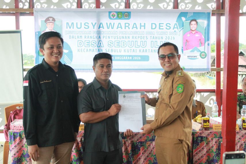 DENGARKAN LANGSUGN: Kepala Desa Sebulu Ilir Chandra Wijaya, menerima langsung usulan dari masyarakat. (Ist)