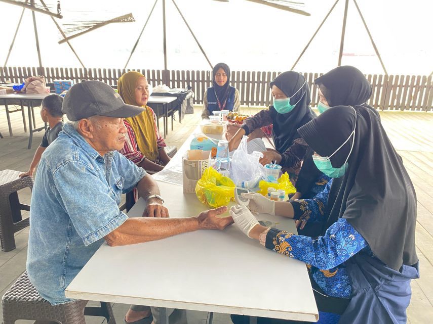 GRATIS: Lansia saat dicek kesehatan di Posbindu PTM di RT 19, Desa Loa Duri Ulu. (Ist)