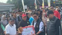 SELAMAT: Penyerahan penghargaan kepada kepala desa dan lurah di Apel BBGRM ke-22 Kabupaten Kukar. (Ist)